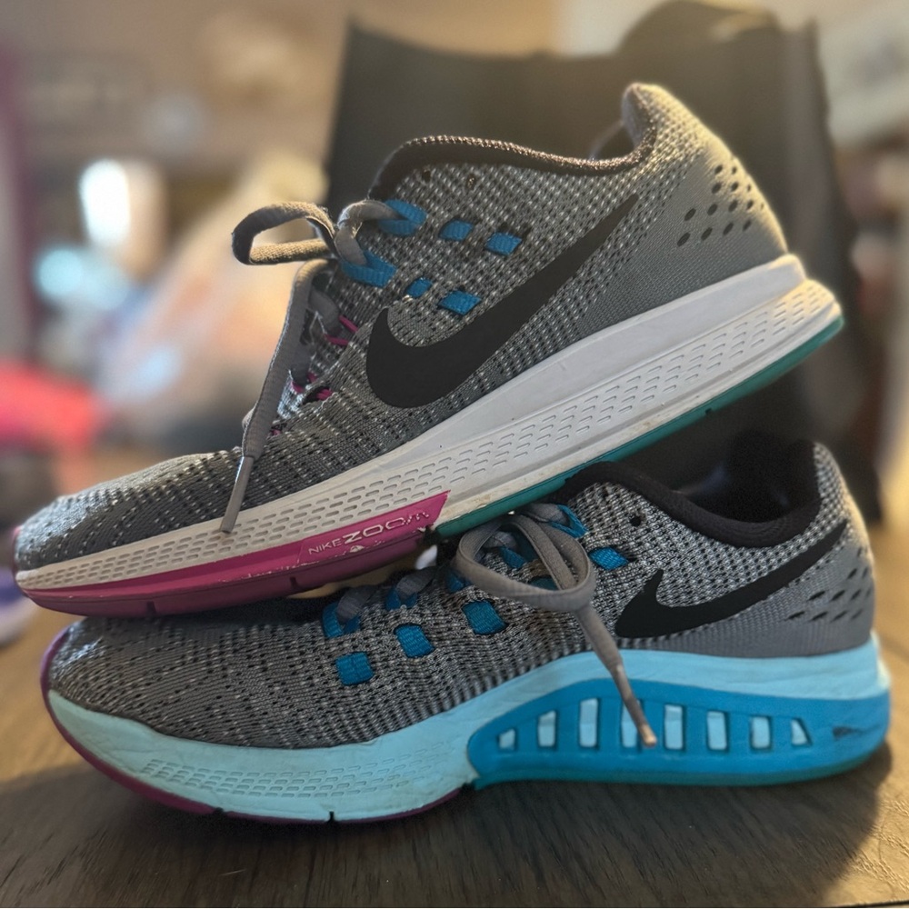 Nike Zoom women’s 6.5. Used but still in good condition.